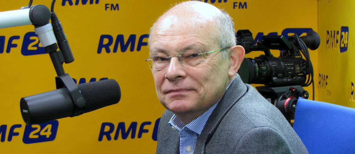 „Nie da się powtórzyć wczorajszego głosowanie, bo posiedzenie Sejmu zostało zamknięte. Źle, że tak się stało. Marszałek powinien ogłosić przerwę, pozwolić zebrać podpisy i rozpatrzyć wniosek” – mówi, o głosowaniu „na dwie ręce”, gość Kontrwywiadu RMF FM, były marszałek Sejmu, senator Marek Borowski. Jego zdaniem „takie było prawdopodobnie polecenie, żeby wybrać sędziego i Marek Kuchciński się obawiał, że może nastąpić zakłócenie, co nie spodoba się prezesowi”. „Niesmak pozostał, bo każdy taki przypadek powoduje erozję wiary w społeczeństwie w to, że Polska jest państwem prawa” – ocenia gość RMF FM. Dodaje, że Marek Kuchciński powinien złożyć doniesienie do prokuratury w sprawie głosowania, bo to jego obowiązek. Były marszałek uważa, że „nie tylko Małgorzata Zwiercan popełniła przestępstwo, ale także Kornel Morawiecki, który zachęcał ją do głosowania za niego”. Gość Kontrwywiadu pytany o słowa marszałka seniora, który mówił, że poseł Kukiz’15 zrobiła to w afekcie, odpowiada: „To nie najlepiej świadczy o panu Kornelu”.