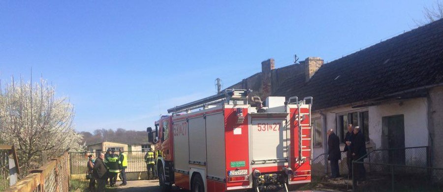 Olbrzymie składowisko chemikaliów odkryli policjanci w miejscowości Kozy w Zachodniopomorskiem. Na terenie hali produkcyjnej jest około tysiąca beczek z nieustaloną wciąż substancją – informuje nasza reporterka Aneta Łuczkowska. Nie ma jednoznacznych opisów na opakowaniach, ale są  ostrzeżenia przed żrącą zawartością. 