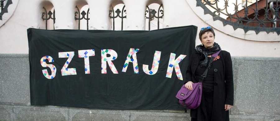 Część węgierskich nauczycieli protestowała dziś w szkołach przeciwko reformom oświaty. Domagają się m.in. swobody w doborze podręczników i zmniejszenia spoczywających na nich obciążeń.