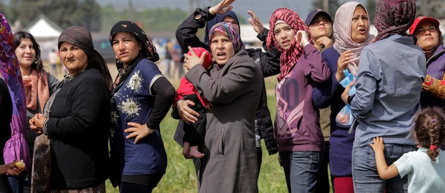 Co najmniej 30 tysięcy osób uciekło w ciągu ostatnich 48 godzin z prowincji Aleppo, na północy Syrii. W tamtym regionie walki prowadzą między sobą dżihadyści Państwa Islamskiego i syryjscy rebelianci. Organizacja Human Rights Watch wezwała Turcję, by wpuściła uchodźców do siebie.