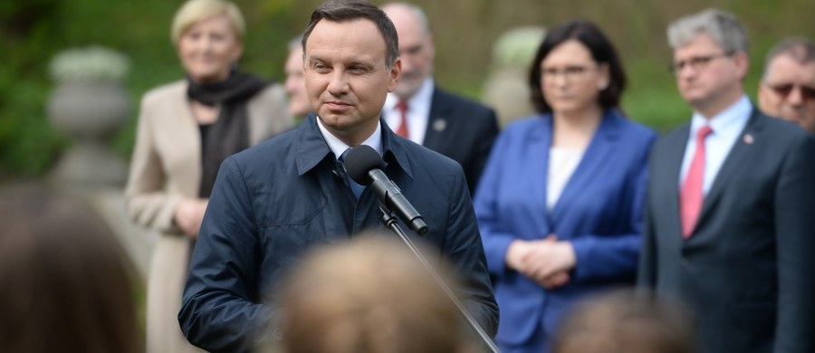 Największym zaufaniem wśród polityków cieszy się Andrzej Duda (ufa mu 58 proc. badanych), dalej jest Beata Szydło (52 proc.) i Paweł Kukiz (51 proc.) - tak wynika z sondażu CBOS. Z kolei ranking nieufności otwiera szef MON Antoni Macierewicz i Janusz Korwin-Mikke (obaj po 50 proc.).