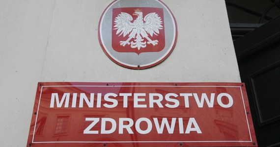 Mimo "dobrej zmiany" chyba niewiele zmienia się w życiu rodziców dzieci cierpiących na niezwykle rzadkie, uniemożliwiające normalne życie choroby. Na pewno jest tak w przypadku Pani Iwony Dułak.  To mama 13-letniej Oli z okolic Bytowa. Od dawna walczy o refundację leku, dzięki któremu Ola zaczęła normalne życie. Nie wiadomo jeszcze, czy kolejny Minister Zdrowia będzie wrogiem czy sprzymierzeńcem w tej walce. 