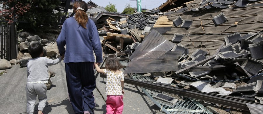 Południową Japonię nawiedziło w piątek (w sobotę nad ranem czasu lokalnego) silne trzęsienie ziemi. Według danych Japońskiej Agencji Meteorologicznej miało ono natężenie 7,3 st. Wydano ostrzeżenie przed tsunami, ale wkrótce je odwołano. Nie ma informacji o ofiarach śmiertelnych. To już kolejne trzęsienie ziemi. W nocy z czwartku na piątek ziemia zatrzęsła się w rejonie Kumamoto.