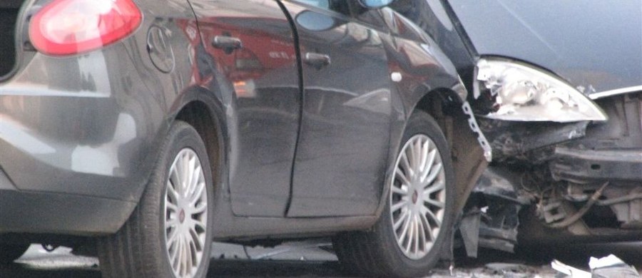 Czterech rzeczoznawców potentata na krajowym rynku ubezpieczeń zatrzymali funkcjonariusze Centralnego Biura Śledczego Policji. Jak dowiedział się reporter RMF FM, są podejrzani o wyłudzenie ponad 850 tysięcy złotych w związku z wycenami szkód w pojazdach po kolizjach drogowych zgłaszanych do ubezpieczyciela. 