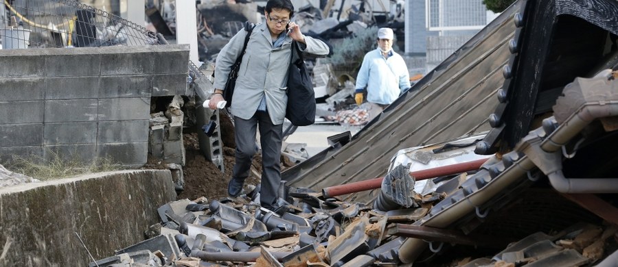 Co najmniej 19 osób zginęło w wyniku piątkowego trzęsienia ziemi w południowej Japonii w rejonie miasta Kumamoto. Ponad 800 osób zostało rannych. Wiele jest uwięzionych pod gruzami domów. We wcześniejszym trzęsieniu ziemi w tym rejonie w nocy z czwartku na piątek zginęło, według najnowszych danych, co najmniej 10 osób.