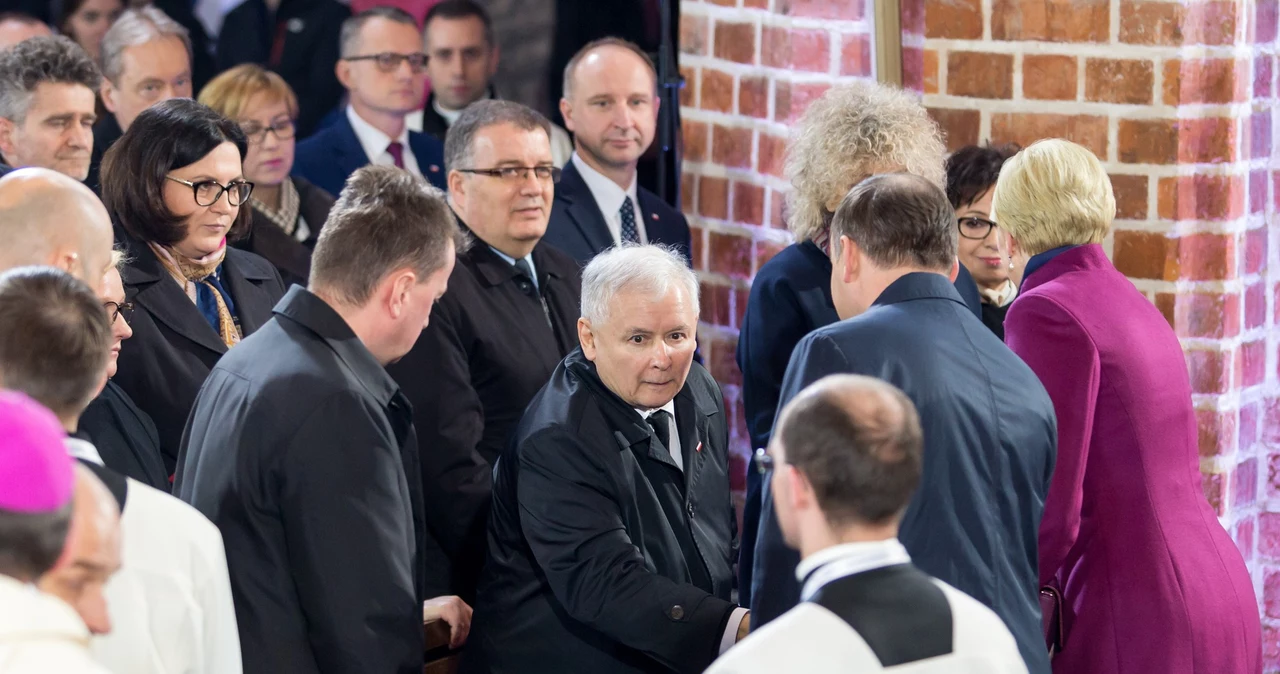 Jarosław Kaczyński unika wzroku prezydenta 