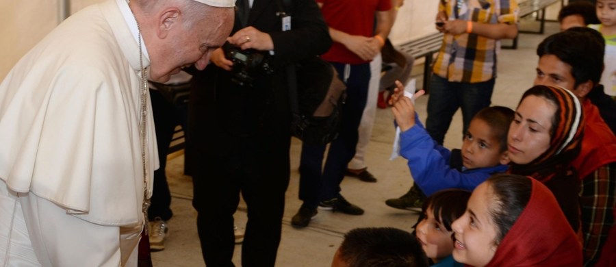 "Chciałem być dzisiaj z wami. Pragnę wam powiedzieć, że nie jesteście sami" - mówił papież Franciszek podczas spotkania z uchodźcami na Lesbos. Na greckiej wyspie przebywają tysiące uchodźców, wśród nich Syryjczycy, którzy przypłynęli z wybrzeży Turcji. Ta wizyta to kolejny gest solidarności papieża z migrantami po jego podróży na Lampedusę w 2013 roku.