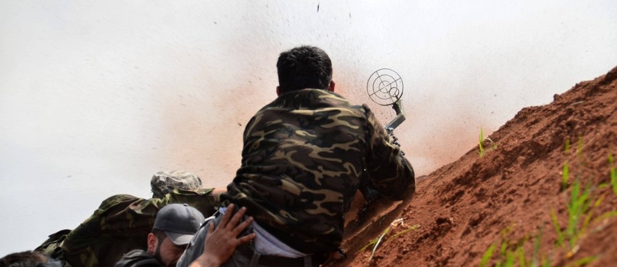 Bojownicy z Państwa Islamskiego zdobyli podczas walk z siłami rządowymi prezydenta Baszara el-Asada kilka wiosek na północy prowincji Aleppo. Walki toczą się na wschód od strategicznego miasta Chanasir - podaje Syryjskie Obserwatorium Praw Człowieka. 