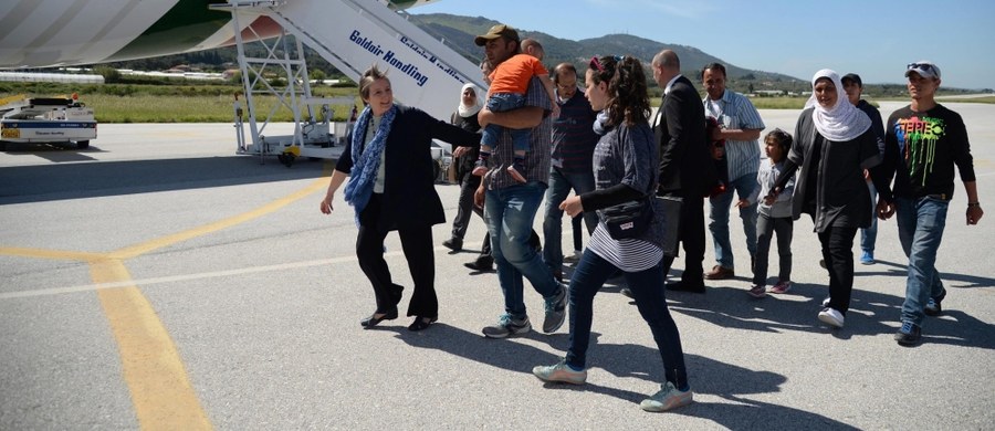 Papież Franciszek zakończył w sobotę pięciogodzinną wizytę na greckiej wyspie Lesbos, która jest symbolem obecnego kryzysu migracyjnego w Europie, i po południu odleciał do Rzymu. Na pokład samolotu papież zabrał ze sobą 12 uchodźców.