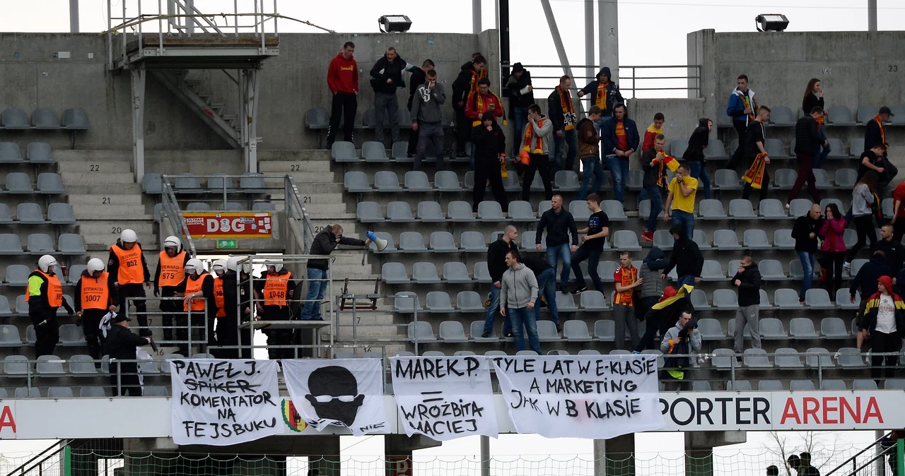 Spięcie na trybunach kieleckiego stadionu przed rozpoczęciem meczu