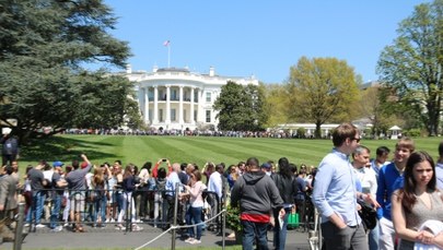 Tłum zwiedzających w ogrodach Białego Domu