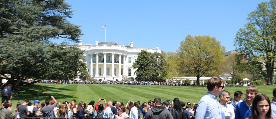 Kilkanaście tysięcy wczoraj i z pewnością tyle samo dziś zobaczy ogrody Białego Domu. Dwa razy w roku, wiosną i na jesień mieszkańcy Waszyngtonu i turyści mają okazję zobaczyć z bliska to, co każdego dnia ogląda amerykański prezydent Barack Obama. Nasz korespondent Paweł Żuchowski odwiedził rezydencję amerykańskiego prezydenta. 