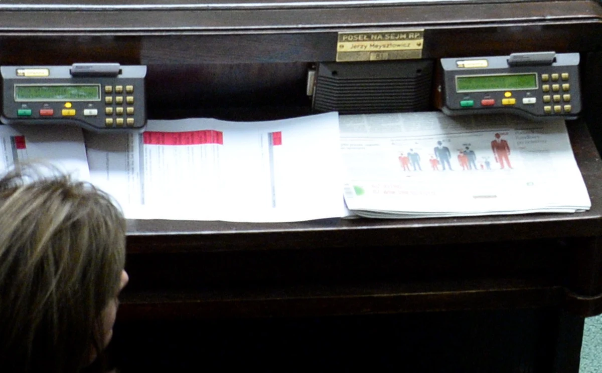 Następstwa zamieszania związanego z wyborem nowego sędziego Trybunału Konstytucyjnego i głosowaniem na dwie ręce - to zdominować może przyszły tydzień w polityce. 