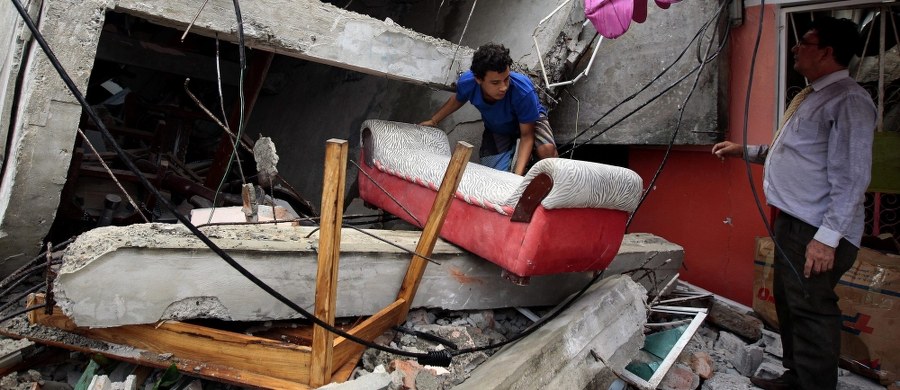 Co najmniej 233 osoby zginęły a ponad pół tysiąca zostało rannych w trzęsieniu ziemi w Ekwadorze. Amerykańska służba geologiczna USGS podała, że wstrząsy miały siłę 7,8 w skali Richtera. Wydano ostrzeżenie przed falą tsunami, mogącą osiągnąć do metra wysokości. 