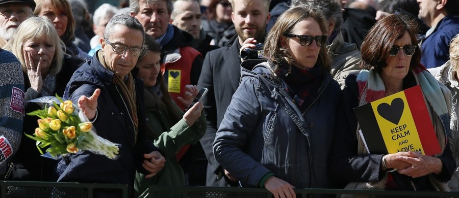 Tysiące ludzi zgromadziły się w Brukseli w niedzielę, blisko cztery tygodnie po zamachach terrorystycznych w tym mieście, by podczas "Marszu przeciw terrorowi i nienawiści" poprzeć pokojowe współistnienie kultur. W atakach w stolicy Belgii zginęły 32 osoby.