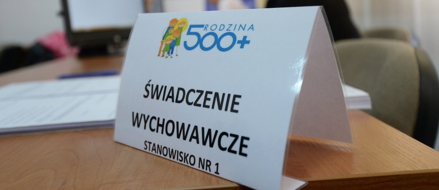 Najwięcej dzieci zostanie objętych sztandarowym programem rządu w mniejszych miejscowościach w regionach, w których PiS miał największe poparcie w ostatnich wyborach - pisze "Gazeta Wyborcza".