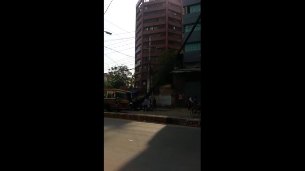 Oto film przedstawiający pracowników pewnej fabryki odzieży, którzy wpadli na pomysł, jak szybko i bez trudu załadować swój samochód dostawczy. Nagranie powstało w Dhaka, w Bangladeszu. Widać na nim długi kawałek materiału rozciągnięty pomiędzy oknem magazynowej części wysokiego budynku, a samochodem dostawczym. Tą drogą "spływają" do auta wszystkie towary.