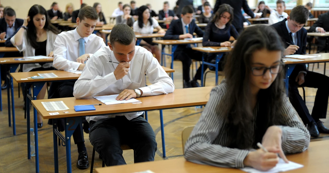 Uczniowie klas III Gimnazjum nr 3 w Przemyślu na chwilę przed rozpoczęciem egzaminu gimnazjalnego