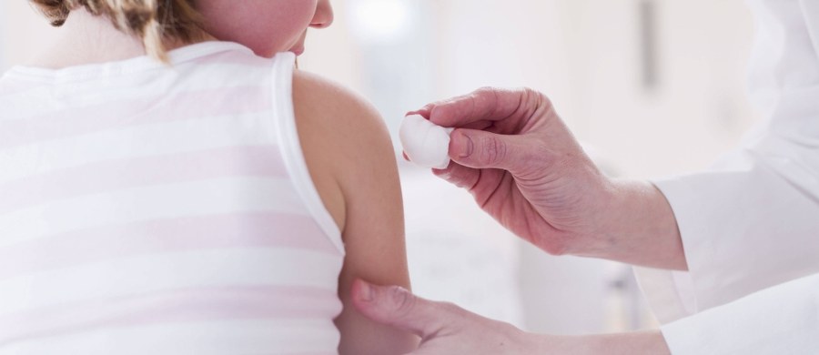 Chiński rząd chce ukarać ponad 350 osób - w tym urzędników państwowych - w związku ze skandalem szczepionkowym w kraju. Jak się okazało, do obiegu trafiły nielegalne i źle przechowywane substancje. Mogły one narazić na niebezpieczeństwo osoby, u których je podano - zarówno dzieci jak i dorosłych.