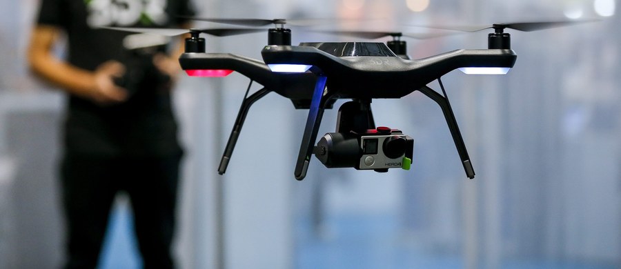 Brytyjskie władze zastanawiają się nad zaostrzeniem przepisów dotyczących dronów. Ma to związek z incydentem, do którego doszło podczas lądowania pasażerskiego airbusa z 132 osobami na pokładzie - w maszynę uderzył zdalnie sterowany pojazd, latający nad lotniskiem Heathrow w Londynie. To pierwszy taki przypadek na Wyspach Brytyjskich. 