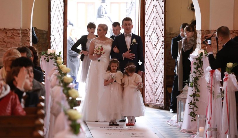 Agnieszka i Robert, którzy poznali się w drugiej edycji programu "Rolnik szuka żony", stanęli na ślubnym kobiercu. Para wzięła ślub 2 kwietnia. Na uroczystości pojawiło się ponad 300 gości.