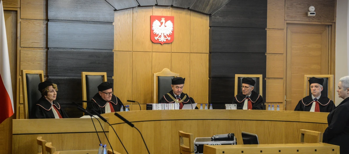 Rzecznik Praw Obywatelskich Adam Bodnar zaskarżył do Trybunału Konstytucyjnego przepisy nowego Prawa o prokuraturze. "Ustawa ta nadała ogromne uprawnienia politykowi, czyli ministrowi sprawiedliwości" - podkreśla RPO. Na początku marca weszła w życie reforma polegająca m.in. na połączeniu funkcji ministra sprawiedliwości i prokuratora generalnego. Prokurator generalny uzyskał m.in. prawo bezpośredniego kierowania prokuraturą. RPO zaskarżył pięć zapisów ustawy odnoszących się m.in. do tej kwestii.