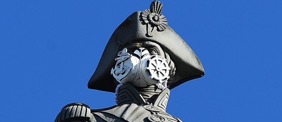 Działacze Greenpeace'u pozakładali dziś w Londynie posągom maski gazowe w ramach kampanii promującej czystsze powietrze. W maskę ubrano nawet admirała Nelsona na ponad 50-metrowej kolumnie na Trafalgar Square. 