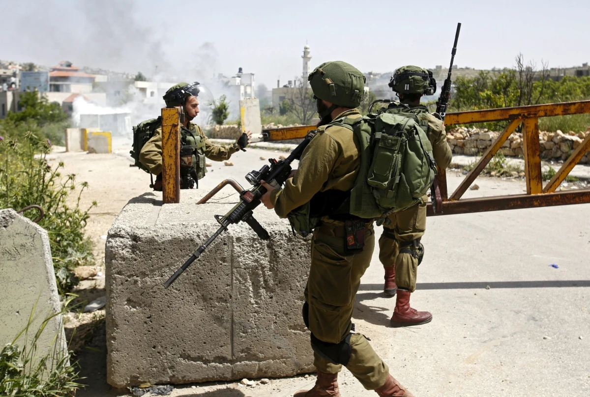 Izraelski żołnierz został oskarżony o zabójstwo po tym jak dobił rannego Palestyńczyka - jednego z dwóch napastników, którzy ranili nożem wojskowego w Hebronie na Zachodnim Brzegu w marcu. Informacje podało izraelskie radio wojskowe.