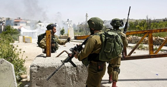 Izraelski żołnierz został oskarżony o zabójstwo po tym jak dobił rannego Palestyńczyka - jednego z dwóch napastników, którzy ranili nożem wojskowego w Hebronie na Zachodnim Brzegu w marcu. Informacje podało izraelskie radio wojskowe.