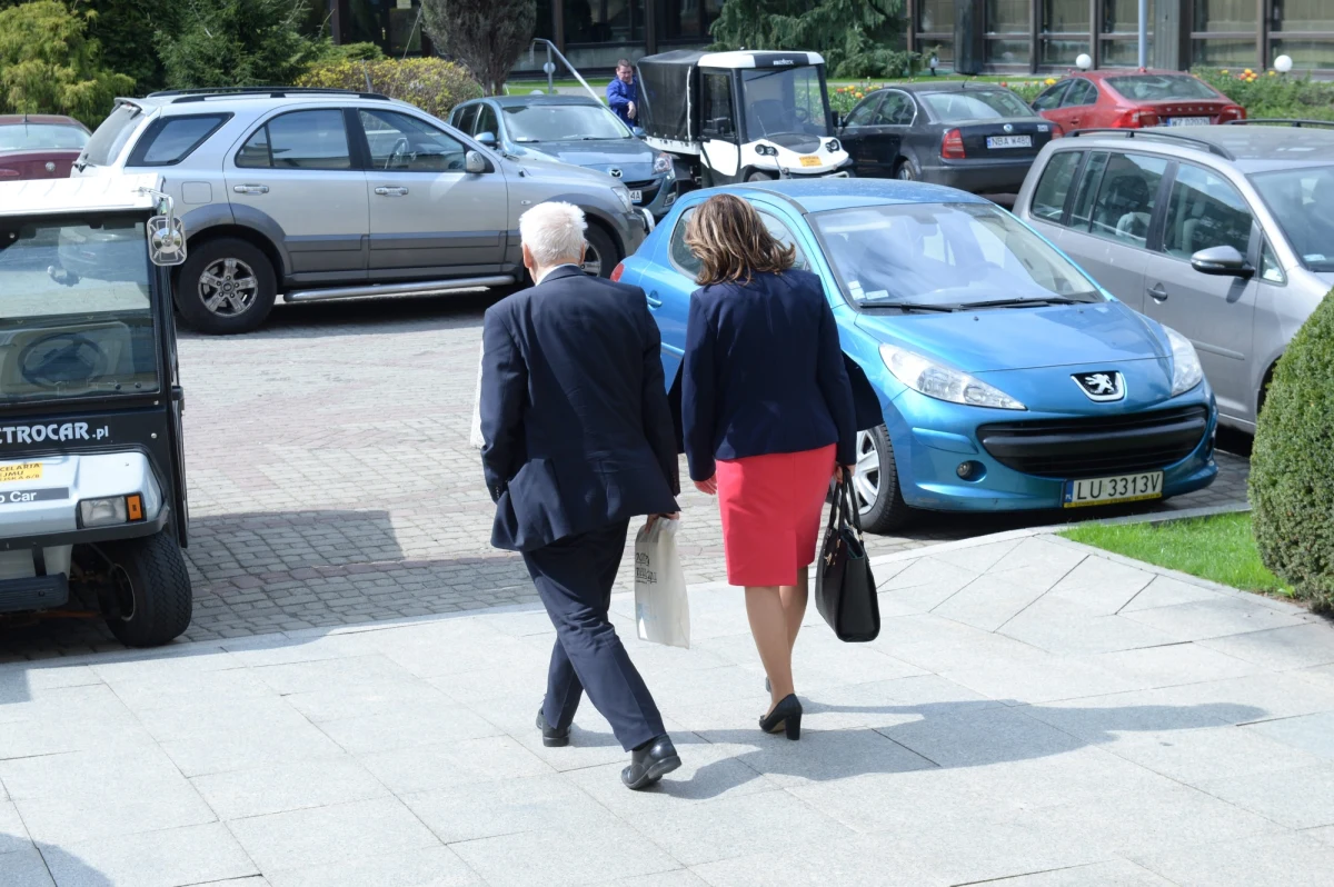 Politycy PO Andrzej Halicki i Marcin Kierwiński chcą się dowiedzieć - gdzie podczas czwartkowego głosowania nad wyborem sędziego TK - głosowało 19 posłów PiS. Tyle - według PO - było pustych miejsc w części sali obrad, którą zajmuje klub PiS. Klub Platformy po raz trzeci zwrócił się do marszałka Sejmu Marka Kuchcińskiego, żeby ujawnił zapis monitoringu ze wszystkich kamer, które rejestrują obraz na sali plenarnej. "Część kolegów zasiada w ławach rządowych". Tak na pytanie PO odpowiada Marek Suski z Prawa i Sprawiedliwości. .