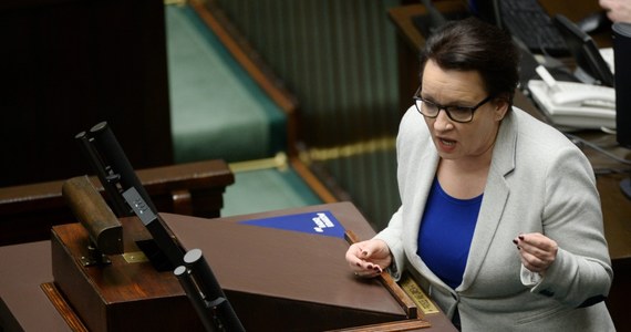 Obecna minister edukacji Anna Zalewska w swoich licznych wypowiedziach coraz częściej odrywa się od rzeczywistości, mimo tego, że nieustannie podkreśla swoje "bogate doświadczenie nauczyciela praktyka". Poza tym jej wypowiedzi są niebywale chaotyczne, nieustannie powtarza slogany o "dobrej zmianie", ogłaszając coraz bardziej dziwne, a niekiedy wręcz niebezpieczne dla jakości kształcenia pomysły. M.in. ostatnio zasygnalizowała możliwość prowadzenia klasy przez dwójkę wychowawców, ubolewała również, że nauczyciele stają się niewolnikami podstaw programowych oraz podręczników. Obydwie wypowiedzi skłaniają do smutnej konstatacji, dotyczącej kompetencji obecnej szefowej MEN do kierowania polską oświatą.