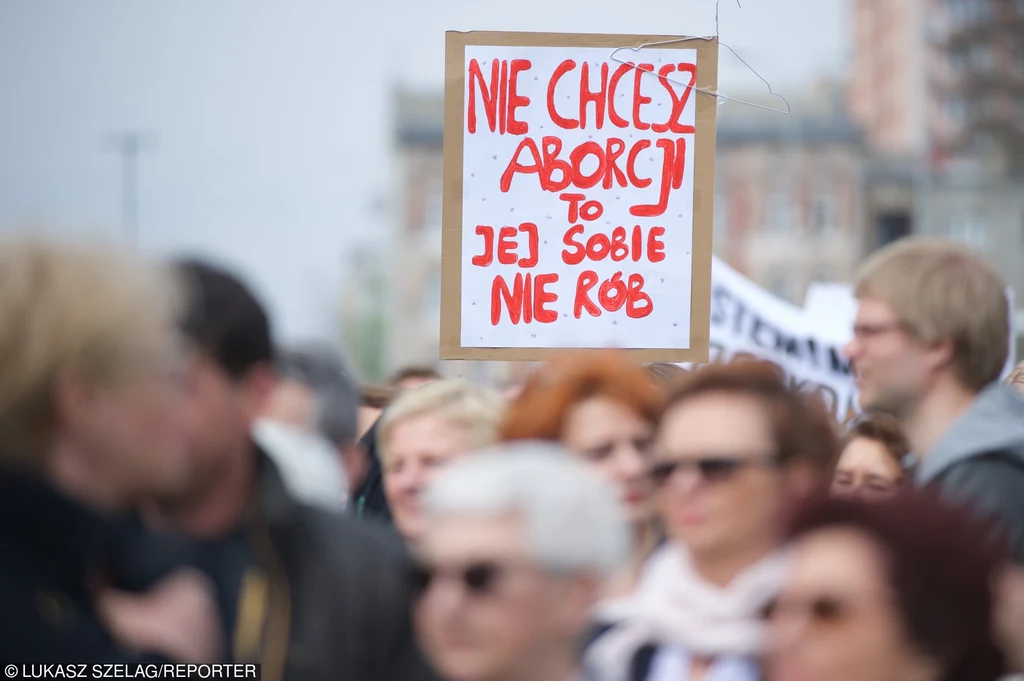 Protest kobiet przeciw zmianom ws. aborcji  (Łódź, 17.04.2016)