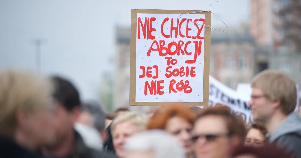 Protest kobiet przeciw zmianom ws. aborcji  (Łódź, 17.04.2016)