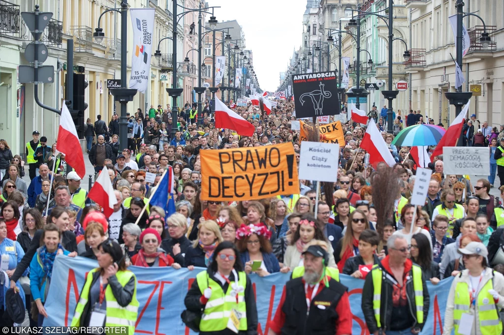 Marsz protestu kobiet polskich przeciw proponowanym zmianom w ustawie aborcyjnej (Łódź, 17.04.2016)