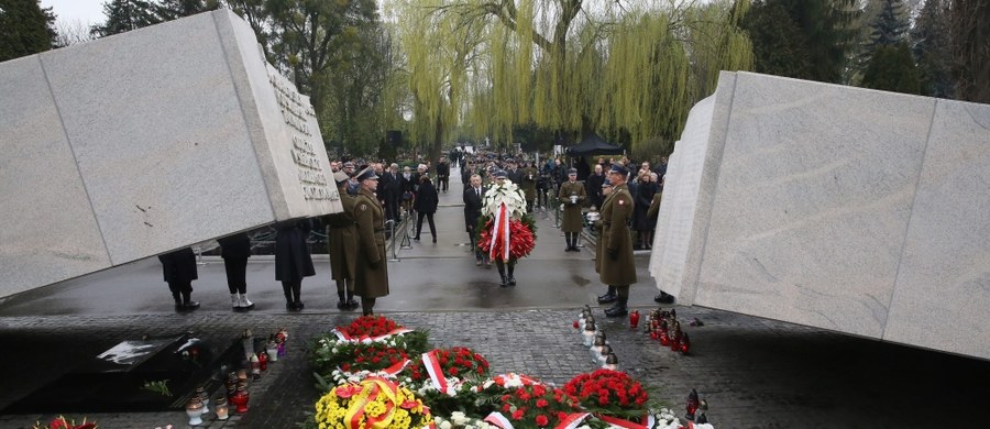 "Obecnie nie są ani przygotowywane, ani planowane ekshumacje ofiar katastrofy smoleńskiej. Decyzja w tej sprawie będzie musiała być rozważona na późniejszym etapie" - powiedział wiceprokurator generalny Marek Pasionek. Jak dodał "będziemy ponawiać zabiegi o zwrot wraku , bo dowód rzeczowy powinien być terenie Polski". 
