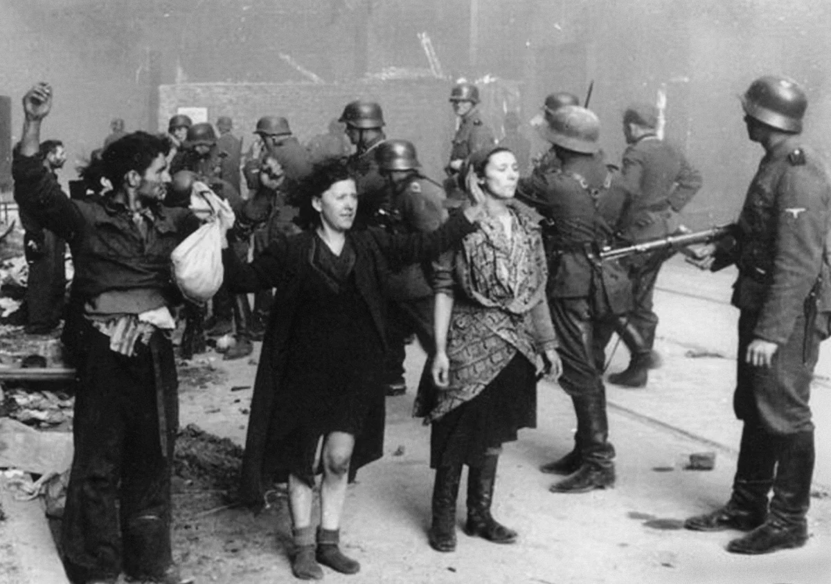 19 kwietnia 1943 roku żydowscy bojownicy z Żydowskiej Organizacji Bojowej i Żydowskiego Związku Wojskowego stawili zbrojny opór oddziałom niemieckim, które przystąpiły do likwidacji warszawskiego getta. W trwających blisko miesiąc walkach wzięło udział około tysiąca słabo uzbrojonych powstańców. Niemcy przeciwstawili im ponad 2 tysiące żołnierzy.