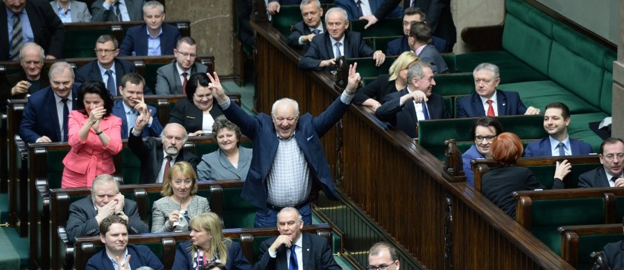 Wyniki czwartkowego głosowania w sprawie wyboru nowego sędziego TK pokazują, że na Sali Posiedzeń nieobecnych było wówczas 10 posłów Prawa i Sprawiedliwości. Opozycja sugeruje więc, że przypadków "podwójnego głosowania" mogło być prawie dwa razy tyle. Małgorzata Zwiercan z Kukiz'15 zagłosowała wówczas za posła Kornela Morawieckiego.