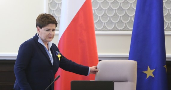 Rząd przyjął projekt ustawy o "zasadach kształtowania wynagrodzeń osób kierujących niektórymi spółkami". Według szefa Komitetu Stałego Rady Ministrów Henryka Kowalczyka pensje menedżerów spółek z udziałem SP mają zależeć m.in. od sytuacji i wielkości spółki oraz tak zwanej realizacji celów inwestycyjnych. Według szacunków resortu skarbu, nowe zasady wynagradzania mają przynieść blisko 60 mln zł oszczędności rocznie.