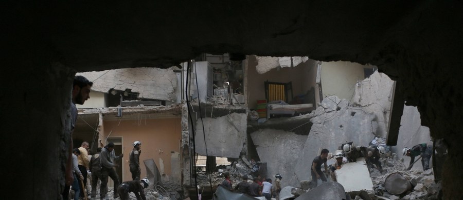 Ponad 40 osób zginęło we wtorek w nalotach, przeprowadzonych najpewniej przez syryjskie siły rządowe, na dwa zatłoczone targowiska w prowincji Idlib na północnym zachodzie Syrii - podało Syryjskie Obserwatorium Praw Człowieka z siedzibą w Londynie. Obserwatorium pisze, że doszło tam do prawdziwej masakry ludności cywilnej.
