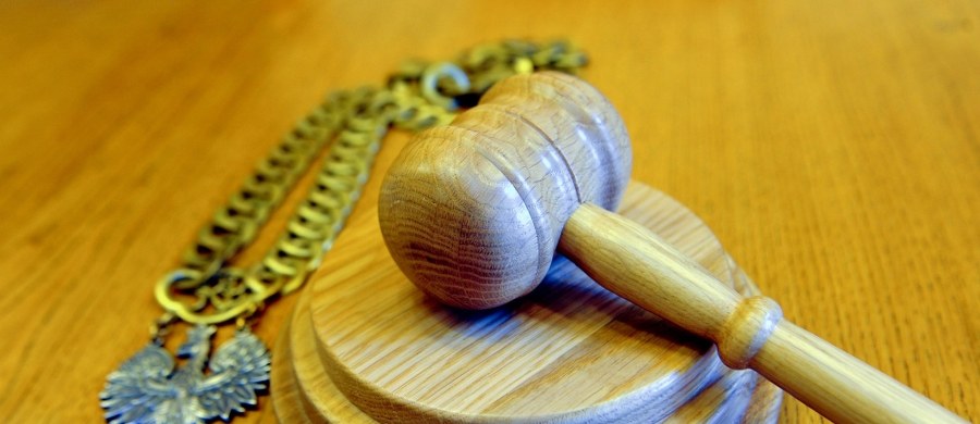 Elbląska prokuratura pozwała we wtorek do sądu urzędnika starostwa w Ostródzie o zapłatę ponad 45 tys. zł za podjęcie decyzji niezgodnej z prawem. To jeden z pierwszych przypadków zastosowania ustawy o odpowiedzialności majątkowej funkcjonariuszy publicznych.