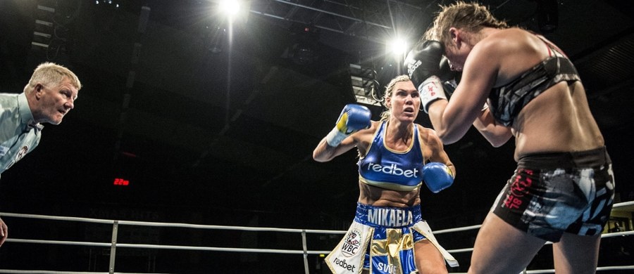 Bokserska mistrzyni świata Szwedka Mikaela Lauren postawiła organizatorom swojej sobotniej walki w Sztokholmie ultimatum: zażądała, by zamiast "lekko odzianych" kobiet numery kolejnych rund prezentowali w ringu "młodzi przystojni mężczyźni".