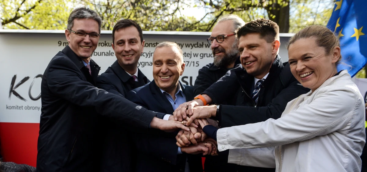 "Platforma Obywatelska wraz z innymi partiami opozycyjnymi i Komitetem Obrony Demokracji organizują 7 maja w Warszawie marsz poparcia dla obecności Polski w Unii Europejskiej" - ujawniają liderzy m.in. PO, KOD, Nowoczesnej i PSL. "Razem będziemy chcieli powiedzieć, że nie pozwolimy, by Jarosław Kaczyński wyprowadził Polskę z Europy. Nie pozwolimy na takie rządy PiS, które psują prawo, psują konstytucję, psują nasze państwo" - tłumaczy lider PO Grzegorz Schetyna.