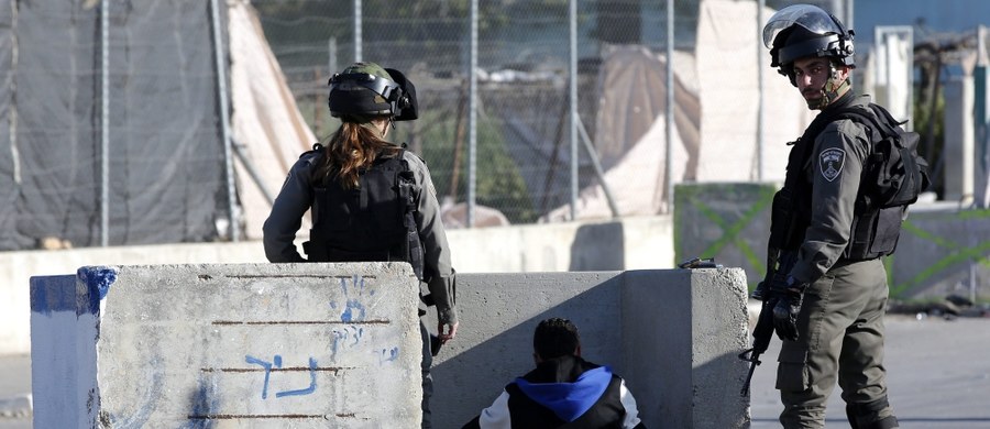 Izraelska służba specjalna Szin Bet zatrzymała sześciu młodych izraelskich osadników, którzy byli członkami "żydowskiego komanda terrorystycznego". Są podejrzewani o ubiegłoroczne ataki na Palestyńczyków. 