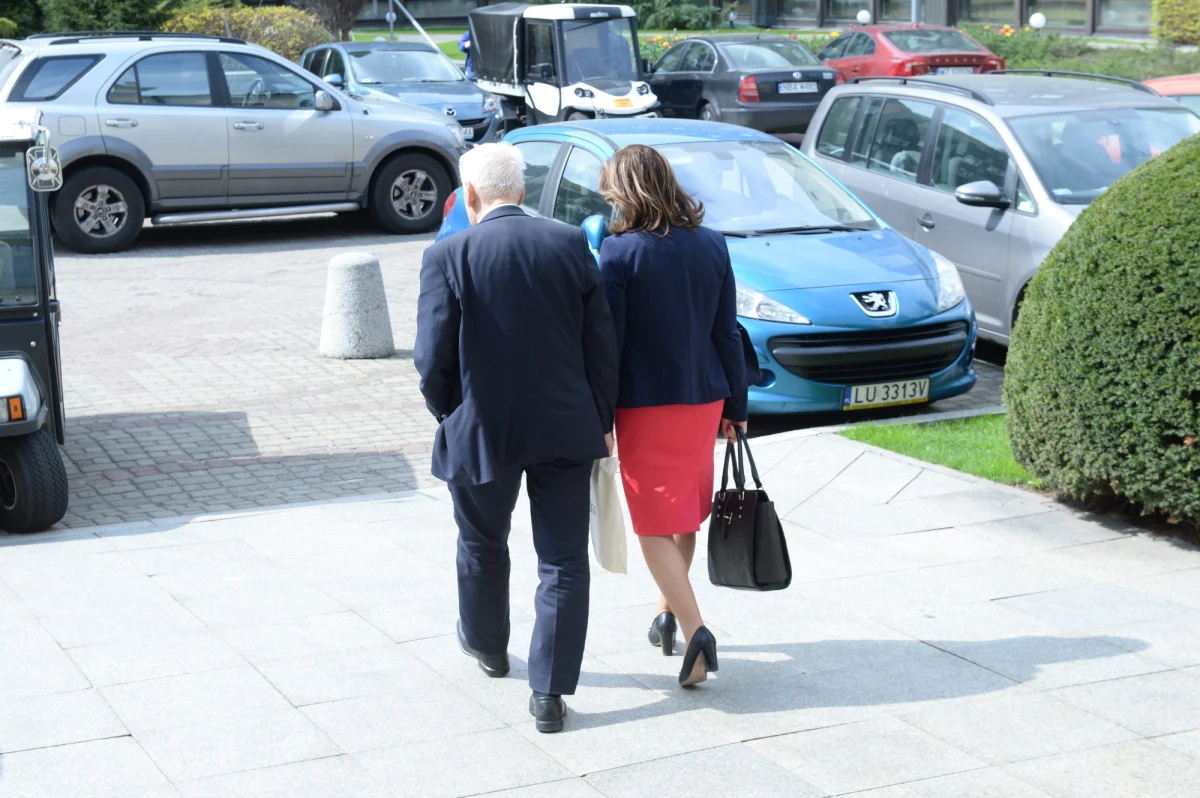 Można załatwiać problemy w białych rękawiczkach, można topornie i kolanem. Można czasem "odpuścić", zwłaszcza, gdy nie przynosi to wymiernych strat, można też się napinać i upierać przy swoim. W sprawie feralnego głosowania "na dwie ręce" i wyboru nowego sędziego Trybunału, zrobiono wszystko, by po całej historii pozostał niesmak i poczucie zażenowania.