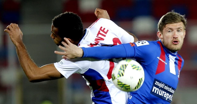 Zawodnik Górnika Zabrze Jose Kante (L) i Adam Mójta (P) z Podbeskidzia Bielsko-Biała