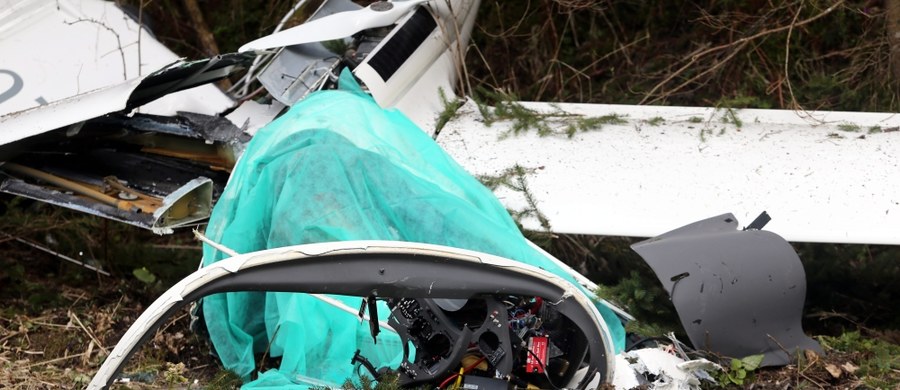 Do pięciu poważnych wypadków doszło w Tatrach zaledwie w ciągu kilkudziesięciu minut. W jednym z nich zginął pilot. Maszyna, którą leciał, uderzyła w drzewo po słowackiej stronie granicy. Inny szybowiec lądował awaryjnie w okolicach Doliny Kościeliskiej z uszkodzonym skrzydłem. Kolejne trzy maszyny też miały awarię, życiu ich pilotów nic nie grozi. Wszystkie brały udział w polsko-słowackich zawodach szybowcowych FCC. To jedne z największych zawodów w Europie. Gromadzą najbardziej doświadczonych pilotów latających na bardzo dobrym sprzęcie. Organizatorzy przerwali zawody, odwołali też jutrzejsze starty.