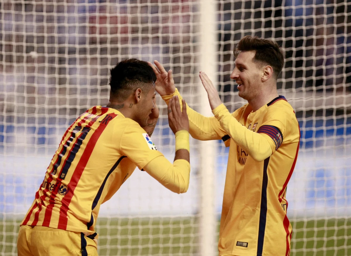 Piłkarze Barcelony przerwali złą passę i po trzech kolejnych porażkach w ekstraklasie tym razem rozgromili na wyjeździe Deportivo La Coruna 8:0 w 34. kolejce. Cztery bramki zdobył Urugwajczyk Luis Suarez. Katalończycy zachowają pozycję lidera ligowej tabeli.