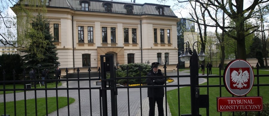 Zapis obejmujący immunitetem parlamentarnym "inną działalność związaną nieodłącznie ze sprawowaniem mandatu" jest zgodny z konstytucją - orzekł Trybunał Konstytucyjny. ​Trybunał w pełnym 10-osobowym składzie publicznie ogłosił orzeczenie po rozpoznaniu na posiedzeniu niejawnym wniosku Rzecznika Praw Obywatelskich.