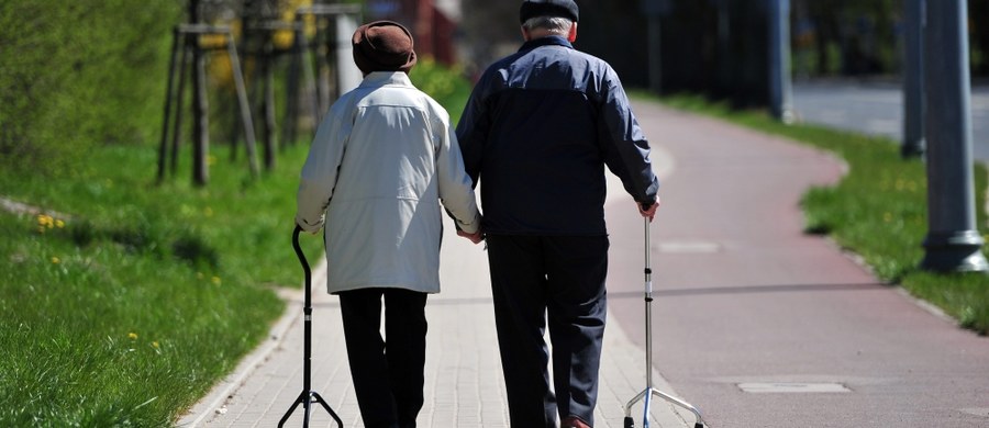 Zamiast obniżenia wieku emerytalnego, szykuje się jego zamrożenie. Z dokumentu opublikowanego przez Ministerstwo Finansów wynika, że najbardziej prawdopodobne jest przechodzenie na emeryturę kobiet w wieku 61 lat, a mężczyzn - 66. 
