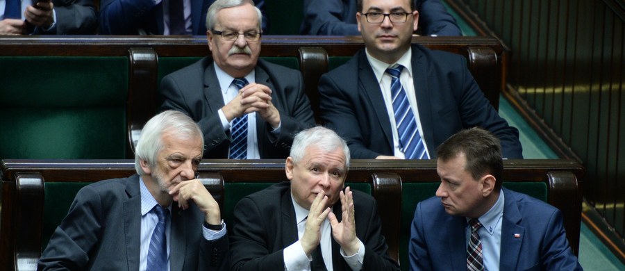 Prokuratura analizuje monitoring z ubiegłotygodniowego posiedzenia Sejmu, podczas którego miało dojść do głosowania "na dwie ręce" - dowiedział się reporter RMF FM. Analiza może przesądzić, czy będzie śledztwo w tej sprawie, a jeśli tak, jaki będzie jego zakres. 